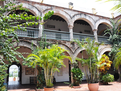 Desaparecidos, expulsados de las tierras, cifras desconocidas de décadas de asesinatos ponen en evidencia la violencia de un país con siete candidatos a la presidencia asesinados y líderes continuamente amenazados. Claustro en el Convento de Santa Cruz de la Popa, Cartagena, Colombia