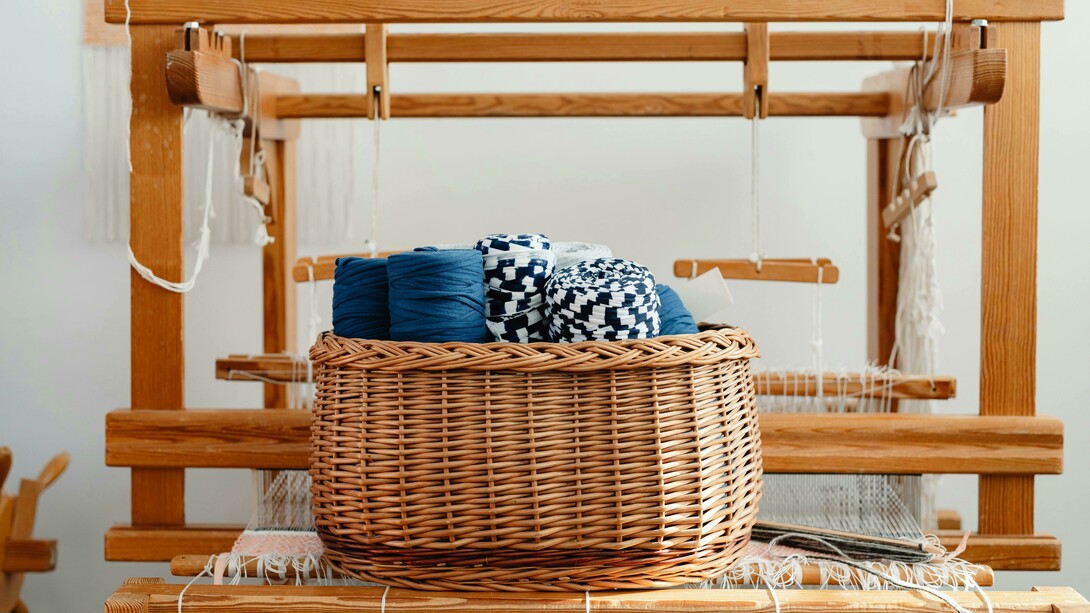 Por muito tempo, os tecidos foram produzidos com foco apenas em custo e escala. Mas isso pode estar mudando. Hoje, a indústria têxtil é uma das mais pressionadas a rever seus processos, principalmente pelo alto impacto ambiental de matérias-primas tradicionais como algodão convencional e poliéster virgem