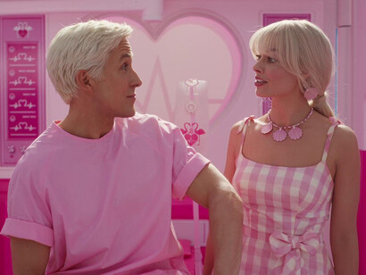 O ator Ryan Gosling no papel do boneco Ken e a atriz Margot Robbie atuando como a boneca Barbie, filme lançado em 2023