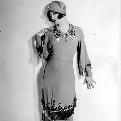 Joan Crawford negli anni Trenta e Quaranta rappresentò una femminilità costruita attraverso spalle definite, vita segnata e abiti sartoriali, contribuendo a consolidare un’estetica elegante e strutturata