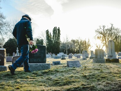 Por vezes, sem aviso, imagino o meu próprio funeral. Não com mórbida angústia, mas como quem escreve um guião numa tarde de tédio existencial. Fantasio com quem apareceria