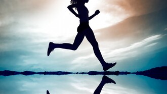 "Runner" reflejada en el agua