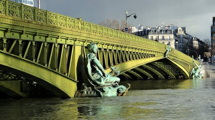 "El puente Mirabeau mira pasar el Sena. /         
Viene la noche suena la hora. /          
y los días se alejan /         
y aquí me dejan. /        

(Apollinaire). 
Puente Mirabeau, París, Francia