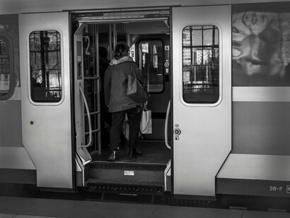 Mulher embarca em trem. Para quem quiser fazer o mesmo, a minha dica é: avalie se vale a pena comprar tickets individuais por destino ou um ticket único que permita você utilizar por vários dias e destinos. No planejamento que fiz para os destinos escolhidos, valia mais a pena comprar um ticket único e o sistema que utilizei foi o Global Pass de quatro dias da Interrail Eurail