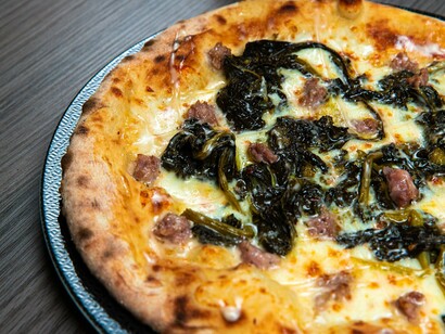 Pizza con friarielli. Ingrediente chiave nella cucina napoletana