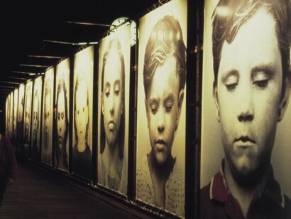 Gottfried Helnwein,installazione "Selection - Ninth November Night", 1999, al Kulturbrauerei, Berlino