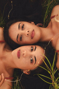 Gemelle. «Sono io la tua ragazza!» esclamò l’altra. «Oppure io?» riprese la prima. «Indovina chi sono?» ripeterono in coro. Ero sconvolto. Non avevo la più pallida idea di chi fosse la mia ragazza