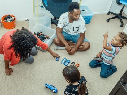 Em meio às brincadeiras, a família cria novas aventuras e fortalece laços por meio do universo lúdico. Afinal, brincar pode ser uma forma simples de preservar a criatividade e a memória afetiva