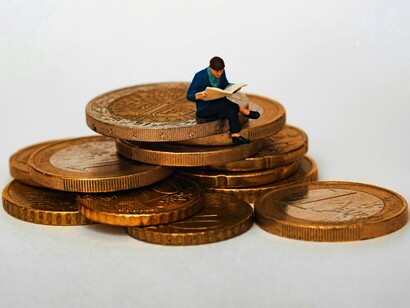 Pubblicare il bilancio di stato permette ai cittadini di vedere come vengono utilizzati i fondi pubblici, aumentando la trasparenza e la responsabilità del governo