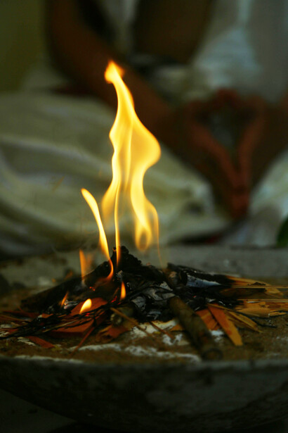 Ramitas alimentan un fuego. En muchas tradiciones, el fuego sagrado debe ser generado por medios no humanos