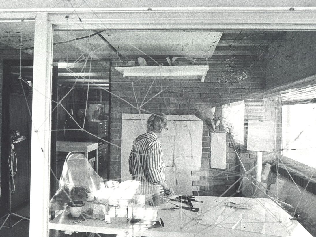 00159, Gego in her studio, 1986, Photo: Gerd Leufert
