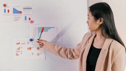 Profissional de gestão de negócios explica técnica de Scrum Master em uma empresa