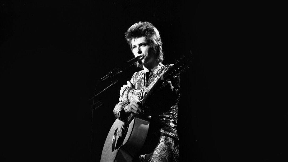 David Bowie, nel primo tour statunitense, si esibisce al Santa Monica Civic Auditorium, USA, (1972)