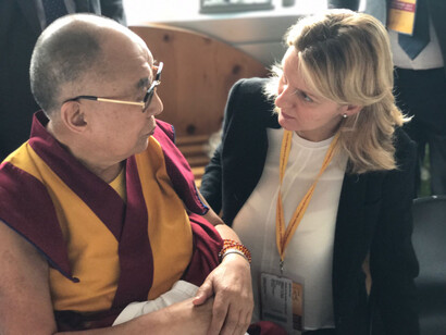 Il Dalai Lama con una delle organizzatrici del Festival delle Religioni di Firenze