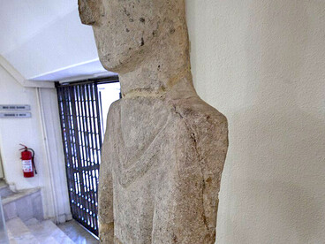 The Urfa Statue—considered the oldest intact life-sized human figure—was unearthed in the mid-1990s beneath the Old City of Urfa, near Balıklıgöl. Its discovery was part of a broader Pre-Pottery Neolithic settlement, as evidenced by characteristic flint tools and the remains of terrazzo flooring from early dwellings, Türkiye