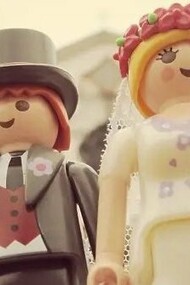 Um casal de Playmobil posa diante de uma igreja em uma cena de casamento criada e fotografada por Maria Moysés. Transformando pequenos bonecos em protagonistas de grandes histórias, o projeto iloveplaymo mostra como imaginação e memória afetiva podem dar novos significados à infância