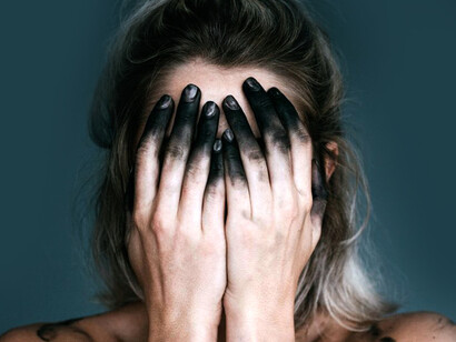 Adolescente deprimida: la satisfacción con la vida desciende notablemente durante la adolescencia
