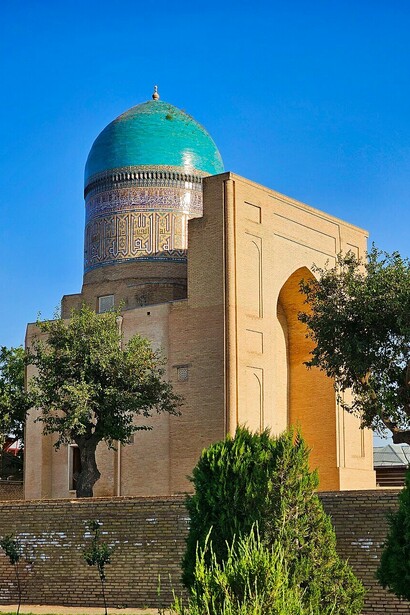 The Bibi-Khanym Mosque—known in Uzbek as Bibixonim masjidi and in Persian as مسجد بی‌بی خانم—is a majestic symbol of Samarkand’s historical grandeur and one of Uzbekistan’s most revered architectural treasures