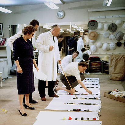 Christian Dior nel suo atelier