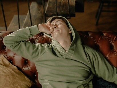 Grande merda ser rico e famoso. Euzébio nunca se importou com cifras, muito menos com um bando de desconhecidos aplaudindo suas façanhas, enquanto ele supostamente ficaria exibindo um corpo, um talento ou os proventos de uma conta bancária recheada de grana. Nunca ganhou mais do que um salário mínimo e isso jamais o impediu de viver sua vida como quis