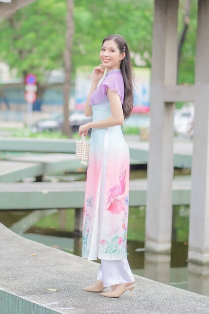 Modelo posa com vestido e calça