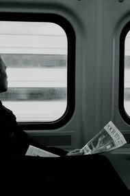 Uomo guarda fuori dal finestrino di un treno. Scappavo da Ferrara, appena potevo e prendevo un treno diretto a Milano. Arrivavo alla Stazione Centrale e mi recavo in metro a casa di due artisti cileni, Pilar e il suo compagno l’architetto Fernando anche loro in esilio, ma completamente inseriti nel circuito degli squatter