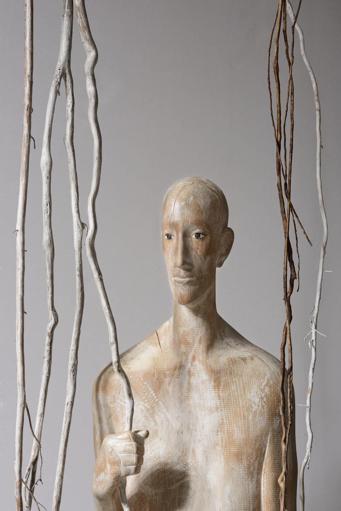 Hermann Josef Runggaldier, Le mie radici, 2015, Legno di tiglio, acrilico, radici, altezza 172 cm 