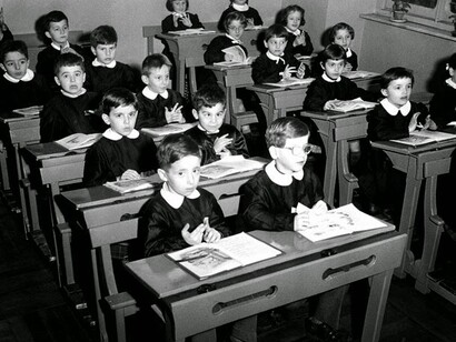 A scuola col grembiule nero