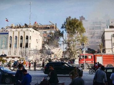 O local do ataque ao complexo diplomático iraniano aparece integrado à paisagem urbana de Damasco, com bombeiros, veículos de emergência e moradores diante dos escombros. A destruição de uma instalação vinculada ao Irã em território sírio tornou-se um dos episódios emblemáticos da escalada da rivalidade entre Teerã e Tel Aviv e Washington