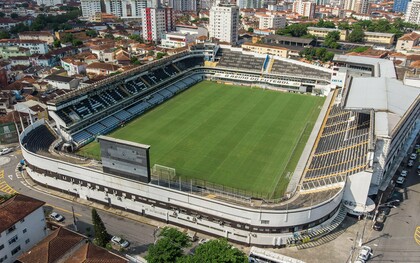 A Vila Belmiro, casa do Santos Futebol Clube, vista do alto em meio à paisagem urbana de Santos, no litoral paulista. O estádio é o cenário do novo desafio de Cuca à frente da equipe