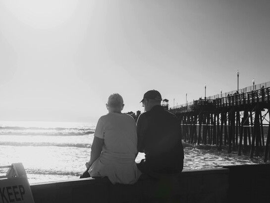 Vivemos em uma era marcada pela velocidade, pela hiperconectividade e por uma crescente sobrecarga emocional. As interações humanas tornaram-se rápidas, muitas vezes superficiais, e o tempo para a escuta — especialmente aquela escuta profunda e empática — parece cada vez mais escasso. Nesse cenário, a escuta ativa emerge como uma habilidade essencial, quase revolucionária, para restabelecer conexões humanas verdadeiras e promover saúde emocional em tempos de crise