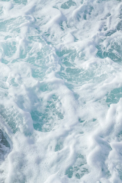 La schiuma del mare al momento della risacca