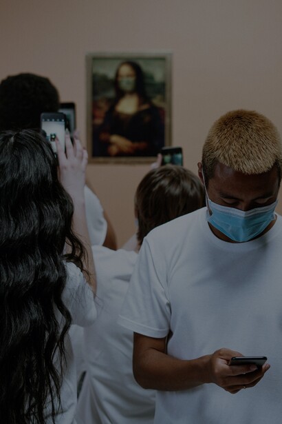 Jovens fotografam a Monalisa em museu