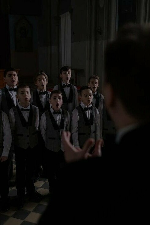 Un maestro ed il suo coro di bambini. Due mondi apparentemente molto diversi ma strettamente legati tra loro, il marketing e la musica, ci ricordano quanto sia difficile, ma allo stesso tempo vitale, cantare fuori dal coro