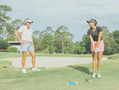 Dos mujeres practicando golf