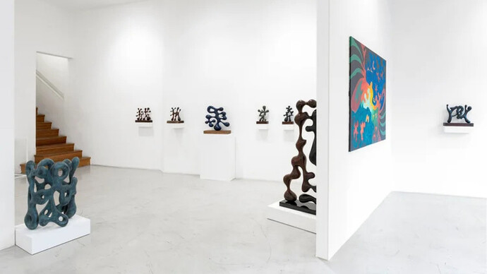 Roberto Vivo, You in everything, exhibition view. Courtesy of Aura Gallery