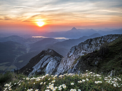 The sunets of the mountains, in its tremendous explosions, emits caresses of light