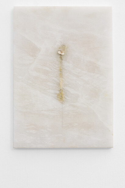 Gregorio Botta, Senza titolo, 2020, alabastro, foglia d'oro, pigmento, cm 40x27,5x2, courtesy of Galleria Peola Simondi