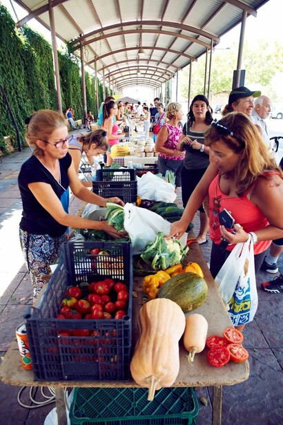 Vendedoras y clientas en el Día de Mercado de la Casa de Campo, Madrid