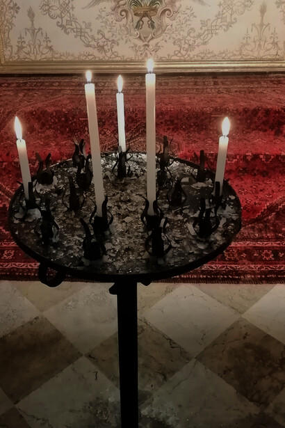 Il custode ogni tanto sbuca dalla sacrestia proprio per dare ordine a questa sua esigenza estetica delle candele