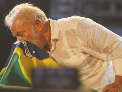 Reflita sobre os desafios socioeconômicos enfrentados pelo Brasil atualmente, incluindo regulação disfuncional, alta carga tributária e envelhecimento da população