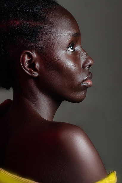 Femme africaine. Le serpent prit la forme des coussinets circulaires que les humains placent sur leur tête pour porter des jarres ou autres charges pesantes