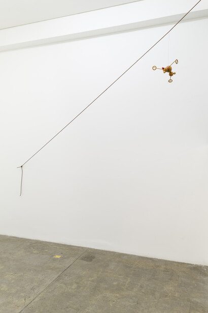 Carlos Bevilacqua, Marimba (Himenopptera Hipnosônico), 2013 Madeira, pedra e borracha, 26 x 32 x 14 cm. Photo: Eduardo Ortega | Cortesia Galeria Fortes Vilaça