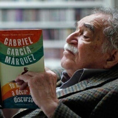 García Márquez con un ejemplar de su obra "Yo no vengo a decir un discurso"