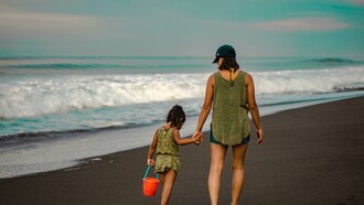 “Filhas” me emociou. Possibilitou que eu desse maior significado a algo que sentia dentro de mim, mas pensava ser bobeira de mãe. Quantas e quantas vezes olho as minhas filhas e me vejo em um espelho, daqueles que teriam a capacidade de diminuir o refletido. Noto os jeitos pelos quais carregam suas bolsas, movem seus cabelos, sentam-se com as pernas cruzadas desde pequenas. Me recordo que uma professora da educação infantil de uma de minhas filhas comentou, durante uma reunião individual, que minha filha sentava igualzinho ao modo como eu estava sentada naquele momento