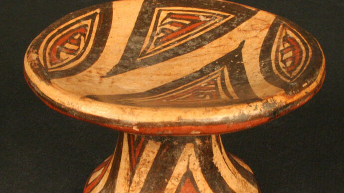 Plato polícromo con pedestal

Materiales: Cerámica

Clásico 600- 900 d.C.

Medidas: 55mm de alto