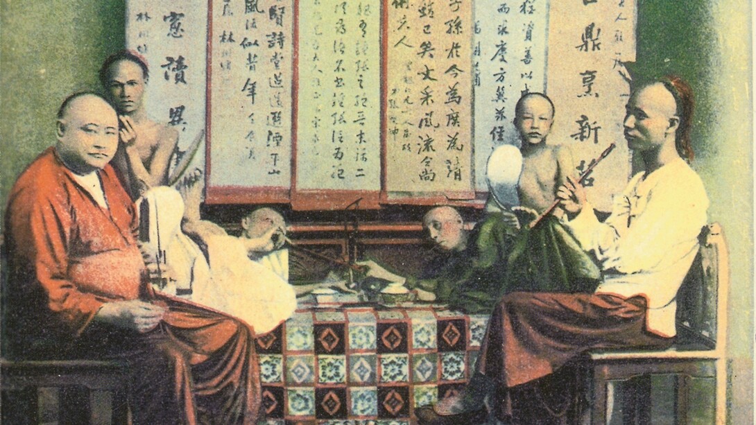 Reiche Chinesen rauchen in einem Privatsalon Opium. Auszug aus The Living Races of Mankind von H. N. Hutchinson et al, um 1900.