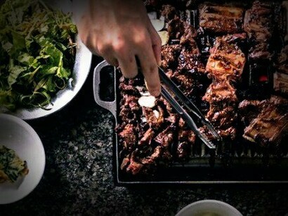 Mesa de restaurante coreano. O churrasco coreano se transformou num grande sucesso, é uma verdadeira experiência divertida em volta da mesa, uma imersão deliciosa provando sabores que não estamos acostumados e fazendo tudo isso interagindo com a comida, compartilhando, preparando você mesmo e criando combinações diferentes