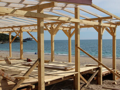 Budva, Montenegro. Construcción de un bar en la playa para la temporada de verano. Foto: Luis García
