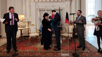 Sonia Brito Sandoval con l'Ambasciatore Alexej Paramonov al centro durante la premiazione